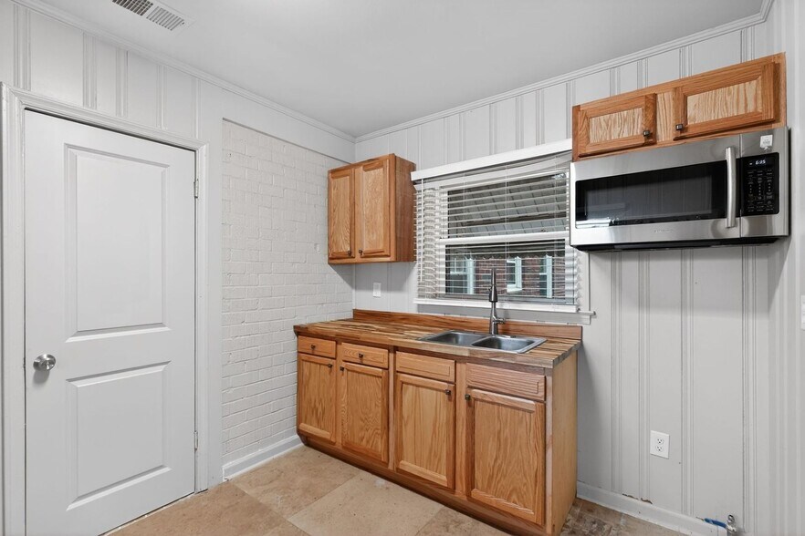 Building Photo - 879 Sylvan Pl SW