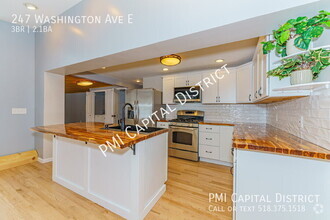 Building Photo - Gorgeous, Completely Remodeled, Spacious, ...