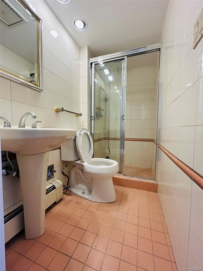 Building Photo - 16 Middle Ln