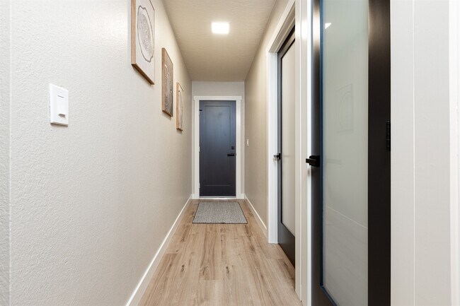 Building Photo - 714 N Beachwood St