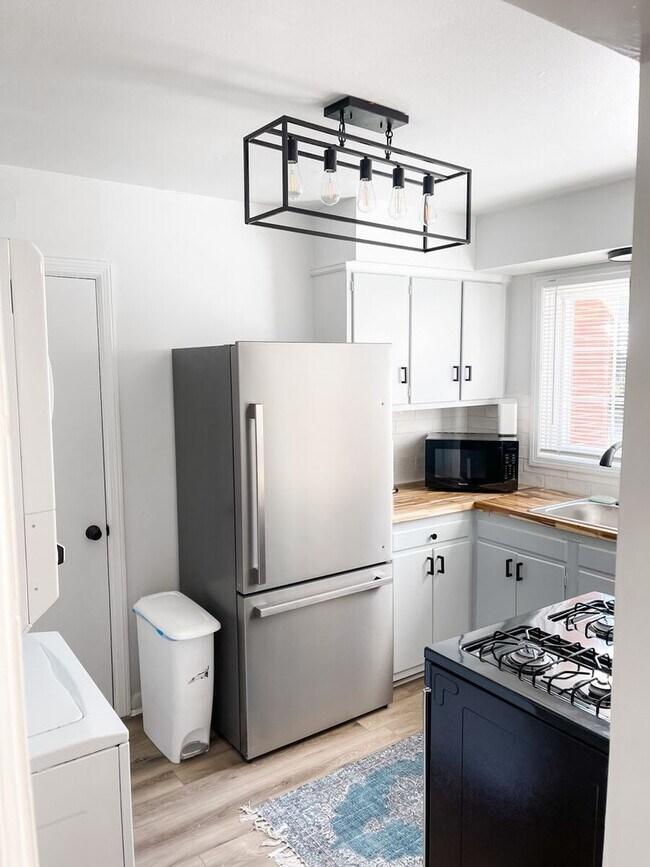 Building Photo - Charming Apt near Savannah's Historic District! Unit 1