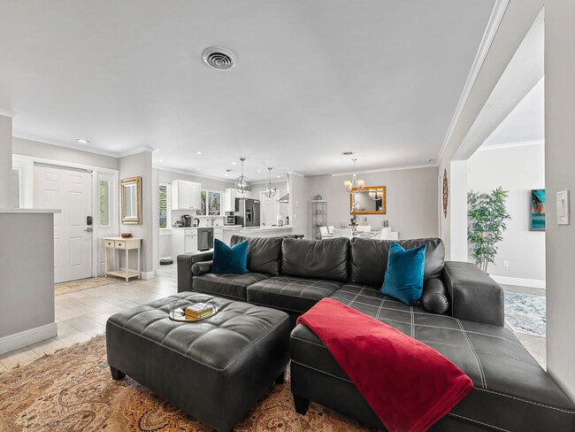 Building Photo - 801 SE 14th St