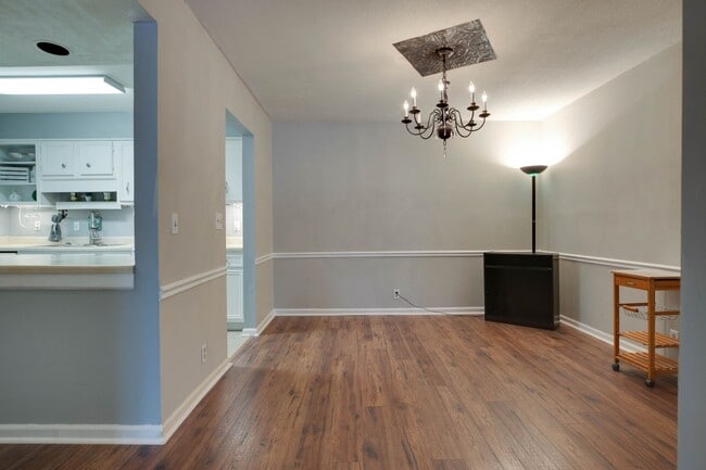 Building Photo - Townhome Close to MTSU