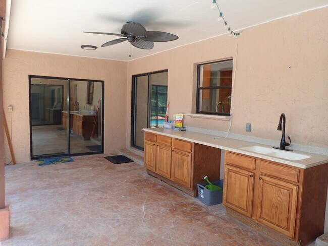 Building Photo - 525 Hidden Creek Dr