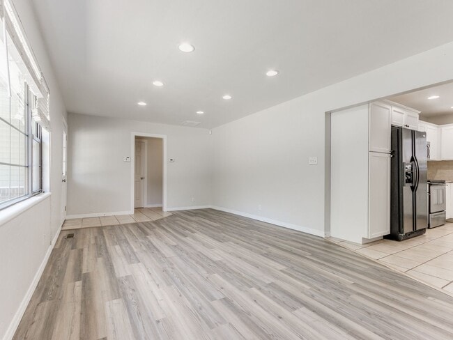 Building Photo - 3 Bedroom 1 Bath Home w/ 2 car garage in Shawnee