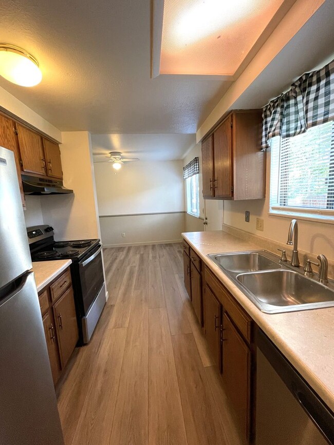 Building Photo - Beautiful 3-Bedroom, 3-Bath Home With Grea...