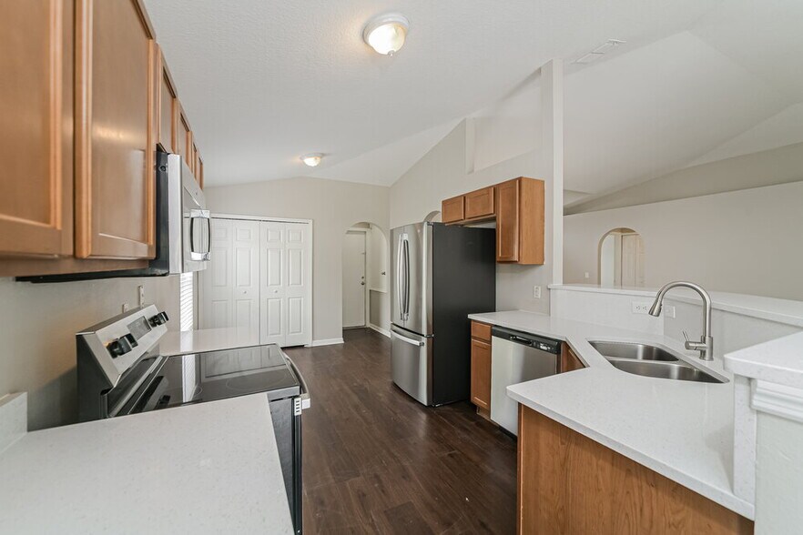 Building Photo - 433 Hammerstone Ave