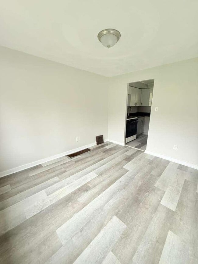 Building Photo - Beautifully remodeled 2-bedroom, 1 1/2-bat...
