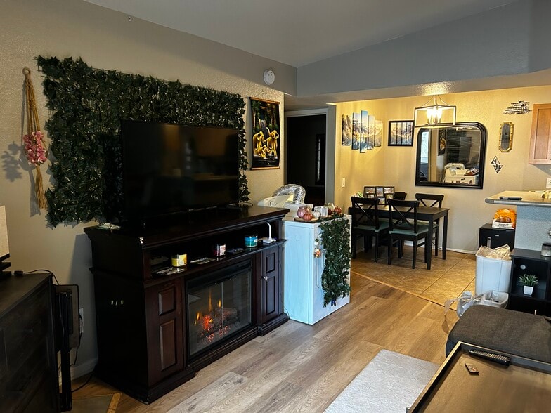 Building Photo - 1385 W University Ave