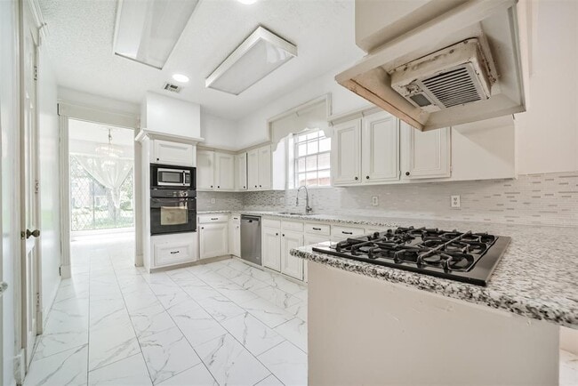 Building Photo - 15738 Fleetwood Oaks Dr
