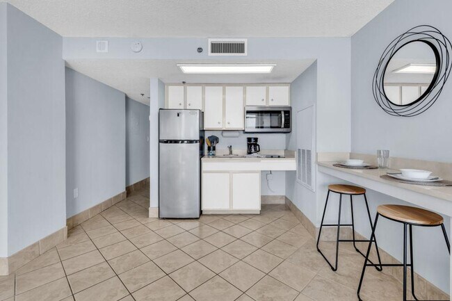 Building Photo - 647 N Creekside Dr