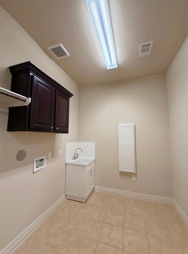 Building Photo - 5423 Lachlan Springs Ln
