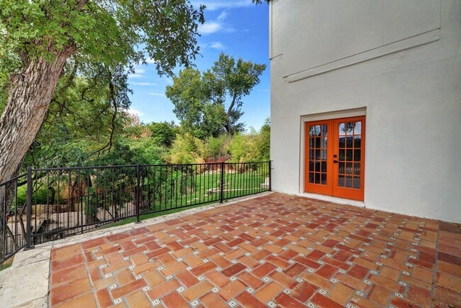 Building Photo - 9 bed 4 bath, available 2026!!