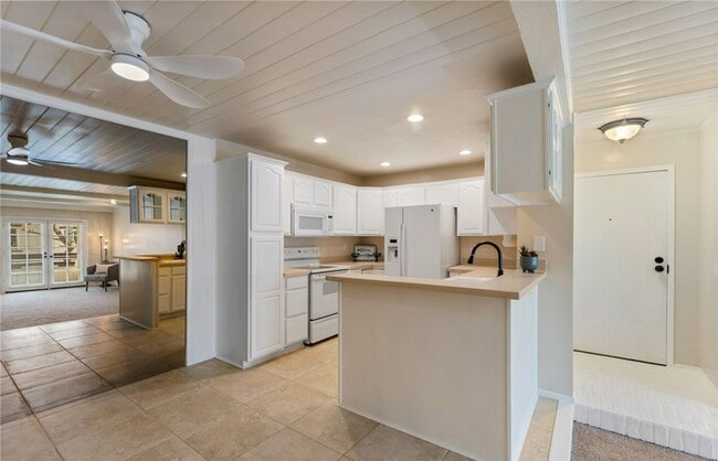 Building Photo - 21372 Brookhurst St