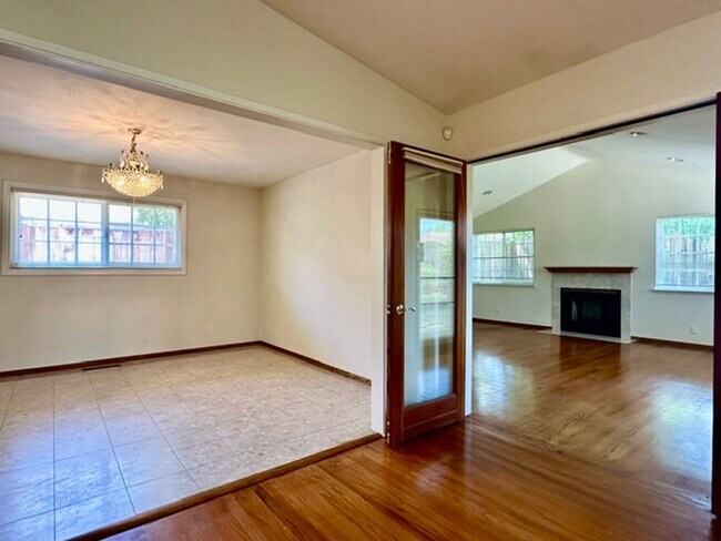 Building Photo - Lovely Saratoga Single-Level Home in Great Neighborhood!
