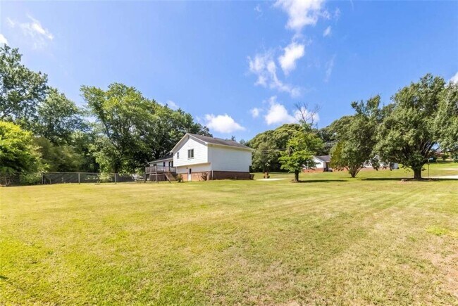 Building Photo - 2250 Ridge Forest Dr