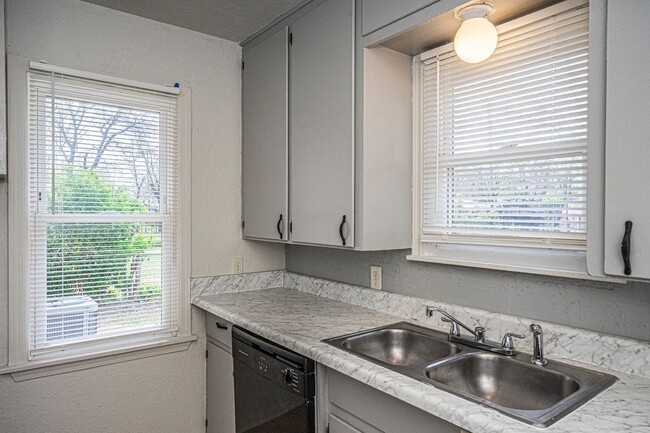 Building Photo - Updated 3 Bed - 1 Bath in Bethany!