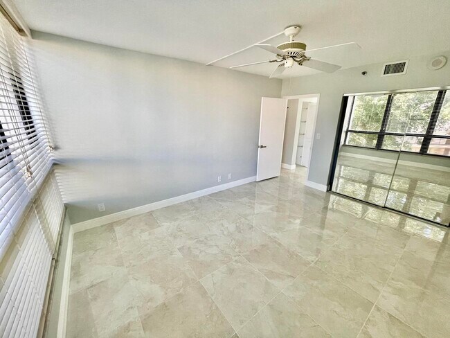 Building Photo - 5951 Wellesley Park Dr