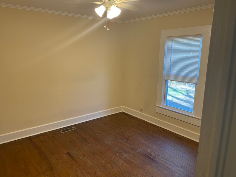 Building Photo - 305 Duncan St