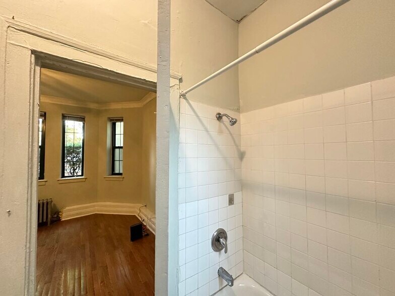 Building Photo - 4646 N Paulina St