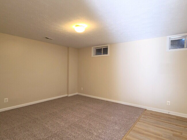 Building Photo - Beautifully Updated 4 BR, 2.5 BA Townhome