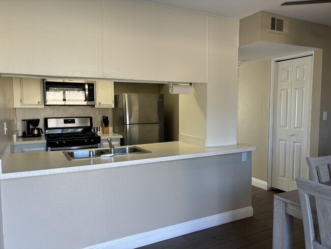 Building Photo - 2-Story, 2-Bedroom, Furnished/Unfurnished Condo For Rent