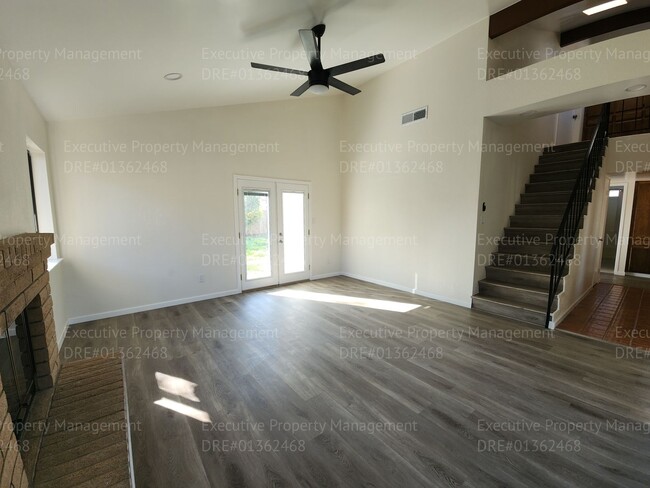 Building Photo - Stylish home with upgraded amenities