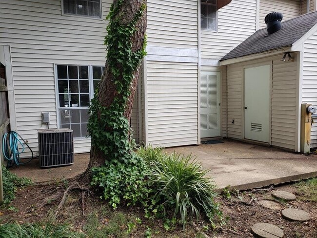 Building Photo - 3089 S Wesley Ct