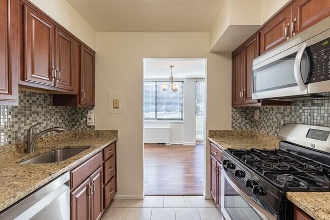 Building Photo - Charming garden-level 2-bedroom, 1-bath home