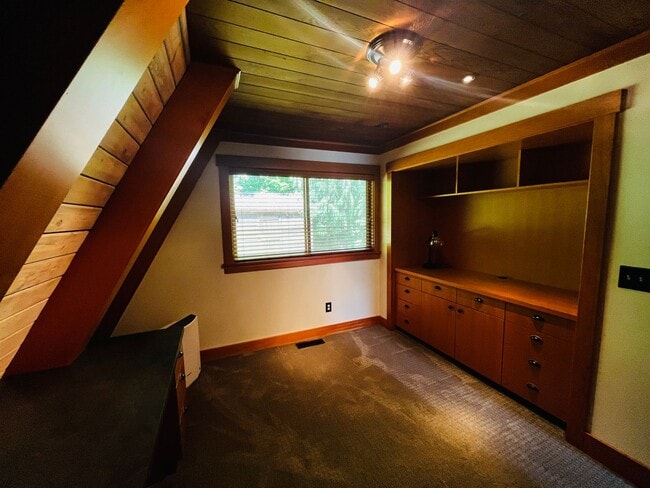 Building Photo - Wonderfully Eclectic Bainbridge Home, Perfect for Nature Lovers!