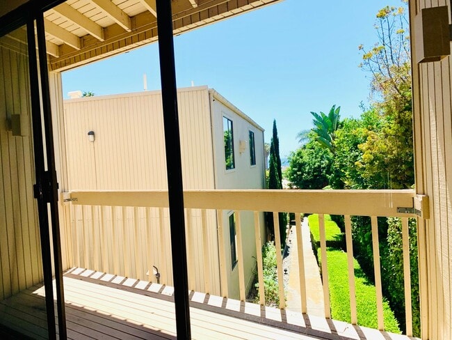 Building Photo - LIVE IN LA JOLLA! LOVELY TOWNHOME WITH BEA...