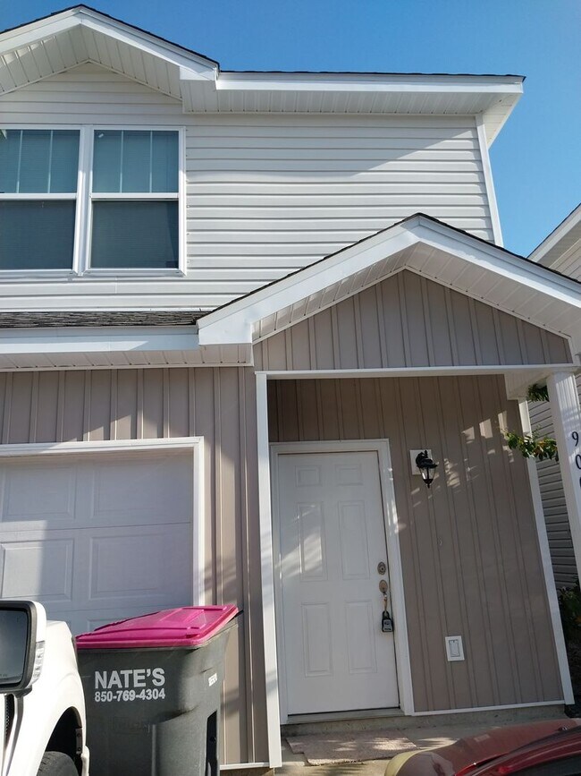 Building Photo - Gorgeous 3 Bedroom 2.5 Bath Townhome