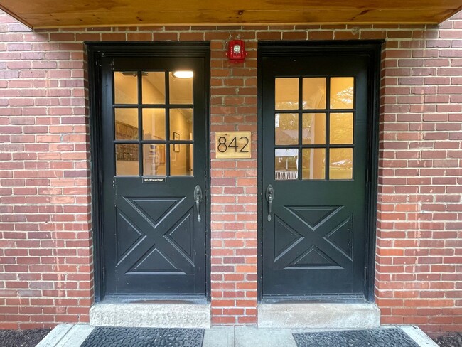 Building Photo - 842 Thorn St