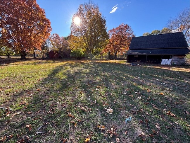 Building Photo - 930 W Bloomfield Rd