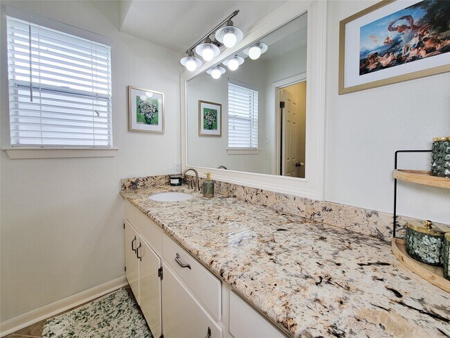 Building Photo - 2115 Forest Oaks Dr