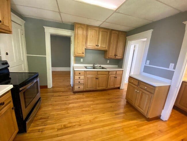 Building Photo - 920 E 5th St