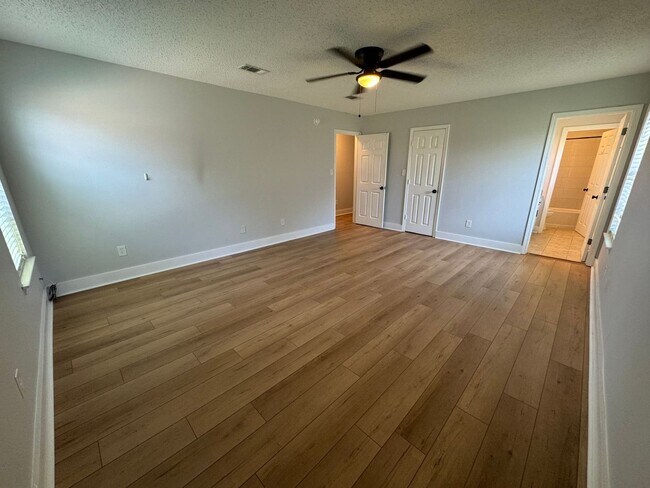 Building Photo - Gulf Breeze - Pineglade - 4 bedroom, 3 bat...