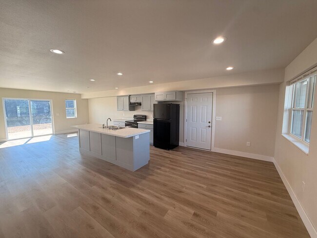 Building Photo - 3040 Bennington Pl