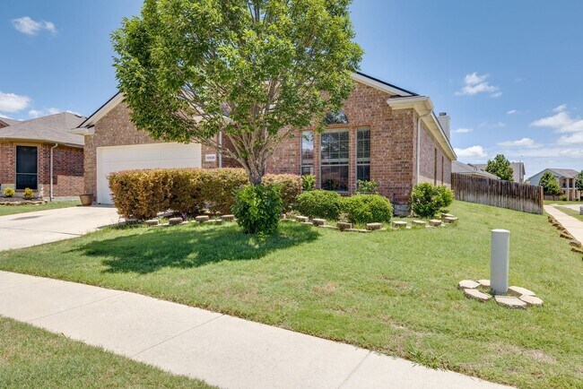 Building Photo - Welcome Home! Gorgeous 3 Bedroom Home Ready For Move In