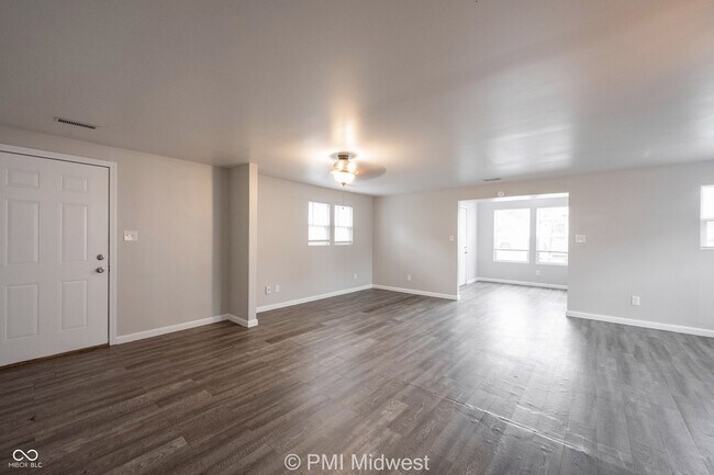 Building Photo - 955 N Traub Ave