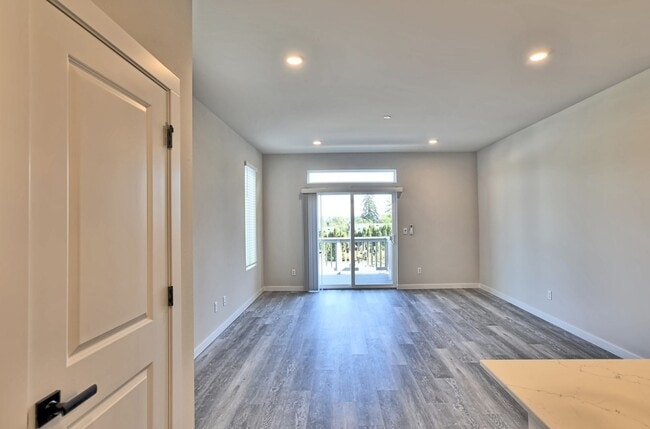 Building Photo - Brand New Luxury Townhomes