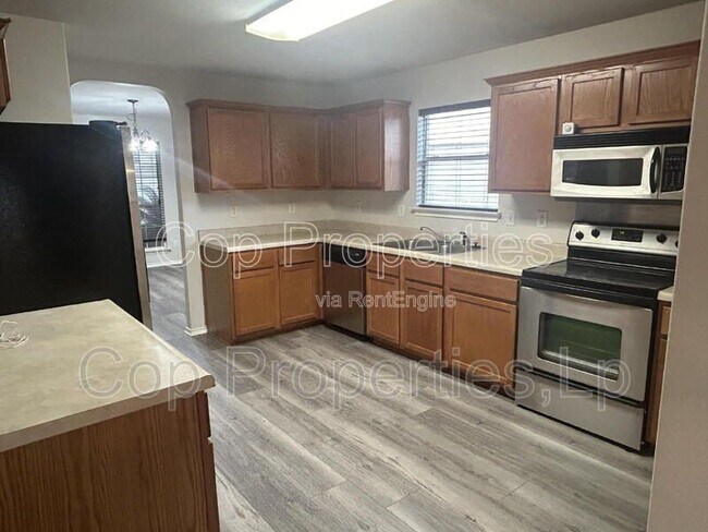 Building Photo - 307 Lucille