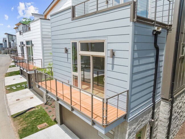 Building Photo - 3038 Edwin Cir