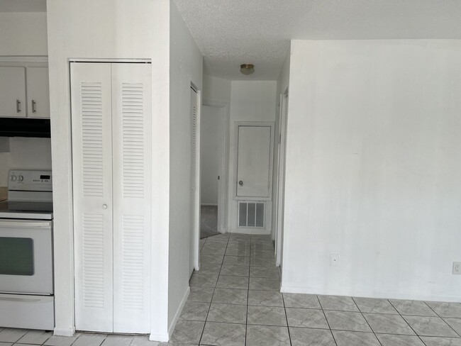 Building Photo - Beautiiful Palm Gardens  2 bedroom, 1 bath...