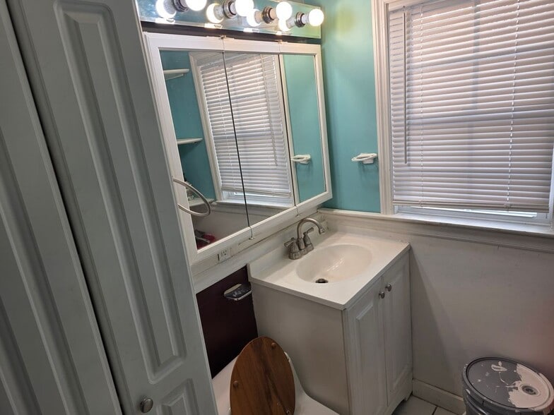 Building Photo - 140 Lake Ave S