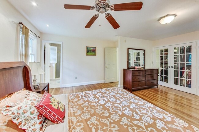 Building Photo - Nice SF 4bed+ 3 bath / close to Metro