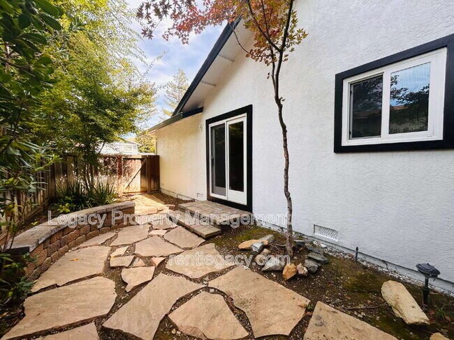 Building Photo - 1163 Gamay Dr