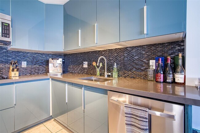 Building Photo - 2500 Parkview Dr