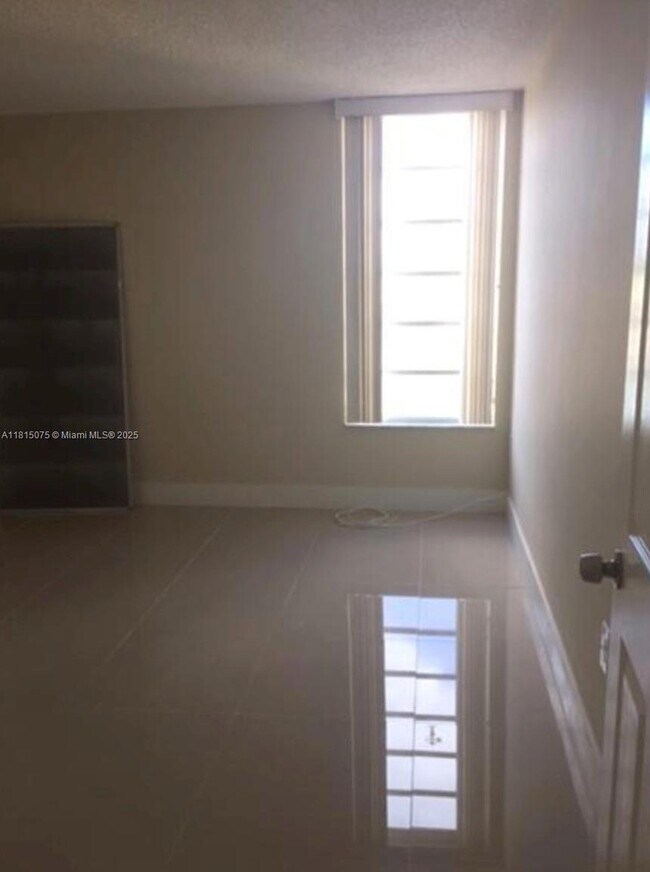 Building Photo - 8810 Fontainebleau Blvd