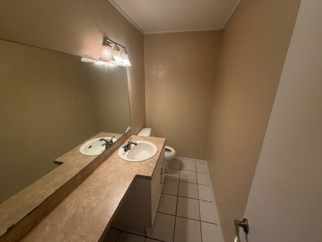 Building Photo - Beautiful Southern Hills 3 Bedroom Home